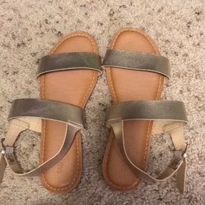 Never worn old navy sandals !